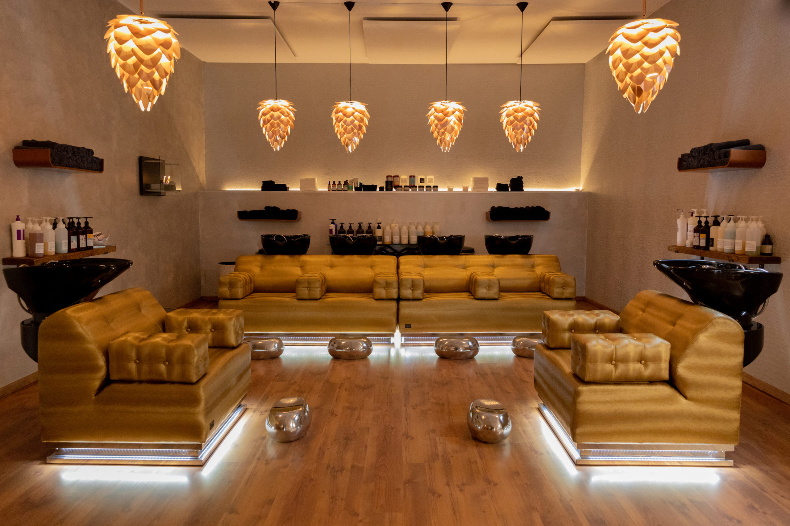 Drei luxuriöse goldene Sofas für die Haarwäsche bei Art Nouveau Friseure 