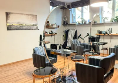 Schneidebereich mit Spiegeln und Wandbild bei Art Nouveau Friseure Schondorf am Ammersee